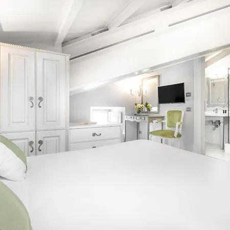 Hotel Micra Anglia Boutique & 5*