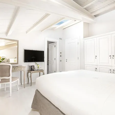 Micra Anglia Boutique &