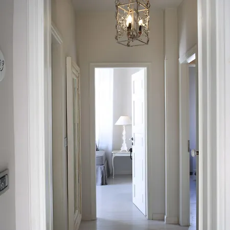 מלון Micra Anglia Boutique & 5*