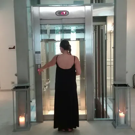 מלון Micra Anglia Boutique & 5*